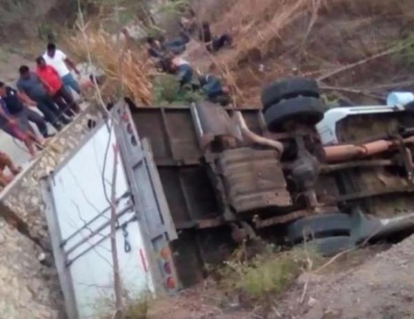 Camión Donde Viajaban Migrantes Cae A Barranco En Chiapas Hay 25