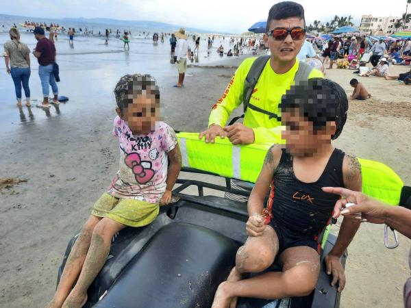 Protección Civil Devuelve A Menores Extraviados En Playa Guayabitos