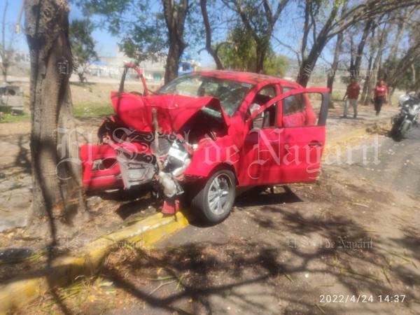 Auto Se Estrella Contra árbol En Boulevard Colosio El Sol De Nayarit 8812