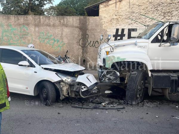 Choque de frente entre Kia y pipa de agua deja cuantiosos daños ...