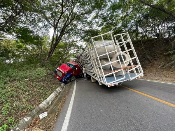 Aparatoso Accidente Entre Camión De Carga Y Tractocamión En La Federal 200 El Sol De Nayarit