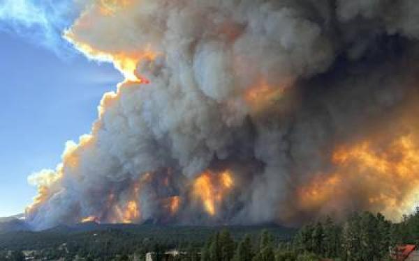 Evacúan a miles en Nuevo México por fuertes incendios forestales - El Sol  de Nayarit